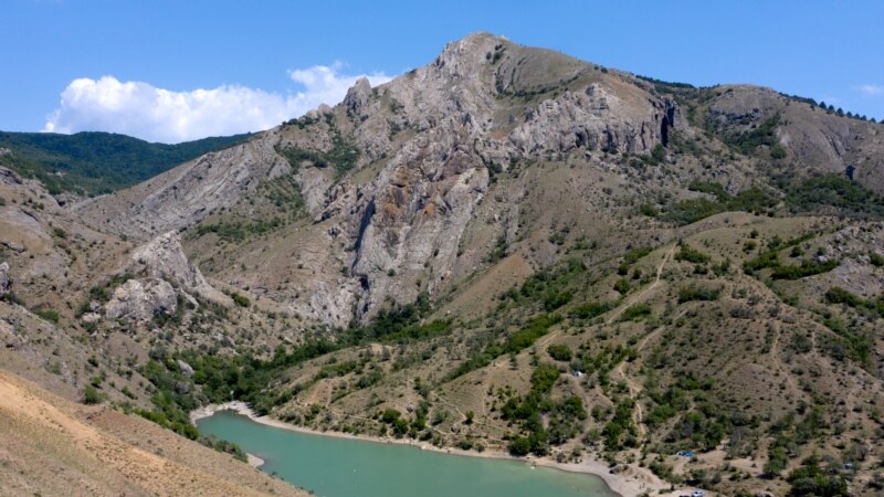 «Место силы» среди отвесных скал: лето на озере Панагия (фотогалерея)