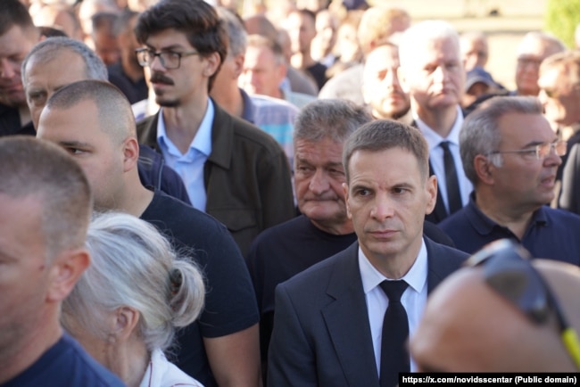 Deputeti Millosh Jovanoviq, lider i partisë DSS-i i Ri, në varrimin e Ratko Mlladiqit, 7 shtator 2026.