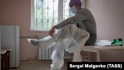 Медицинский сотрудник в Крыму, иллюстрационное архивное фото