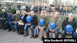 Građani okupljeni u znak podrške N1 televiziji, u Beogradu, 1. februara 2020. godine 