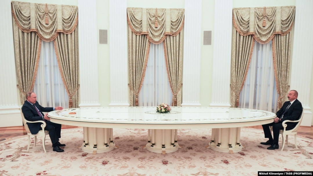 Жетілген аналардың әуесқойлық порно видео Порно видео: Үлкен жопа және тар бел