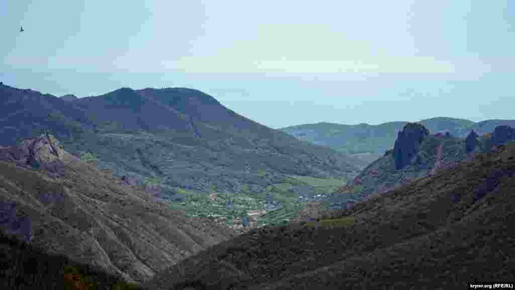 Orta Sırtnıñ Ay-Serez manzarası. Arqasında deñiz manzaralı Qapsihor kurort köyüniñ çeti körüne. Andan Ay-Serezge qadar &ndash; tahminen on kilometr