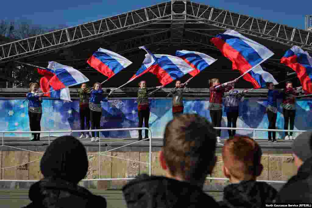 Впрочем, как и танцевальные композиции в поддержку российского флага