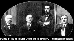 Pan Halippa (în picioare), alături de D. Ciugureanu, Ion Pelivan și Ștefan Ciobanu, în timpul unei vizite la Iași (începutul anului 1918)