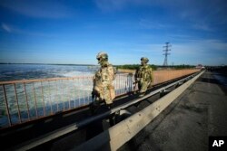 Российские военные патрулируют территорию Каховской ГЭС в Херсонской области, 20 мая 2022 года