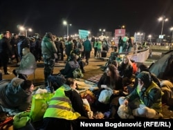 Unii sltudenți stau în stradă în corturi. Ei protestează din noiembrie, după ce un accident la o gară din țară a ucis 15 persoane.