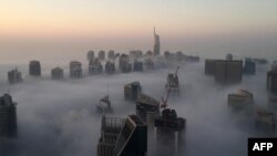 Панорама хмарочосів Дубаї в ранковому тумані, ілюстративне фото