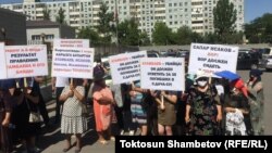 Биринчи май райондук сотунун алды. Алмазбек Атамбаевге каршы чыккандардын митинги. 1-июнь, 2020-жыл. 