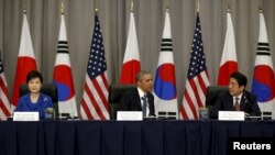 Президент США Барак Обама (в центре), президент Южной Корей Пак Кын Хе, (слева) и премьер-министр Японии Синдзо Абэ на ядерном саммите. Вашингтон, 31 марта 2016 года.