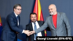Lideri Aleksandar Vučić, Zoran Zaev i Edi Rama rukuju se nakon potpisivanja sporazuma i memoranduma koji, kako tvrde, doprinose regionalnoj saradnji, Skoplje (29. jul 2021.)