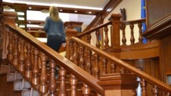 Pe treptele spre sala de ședințe a Parlamentului.