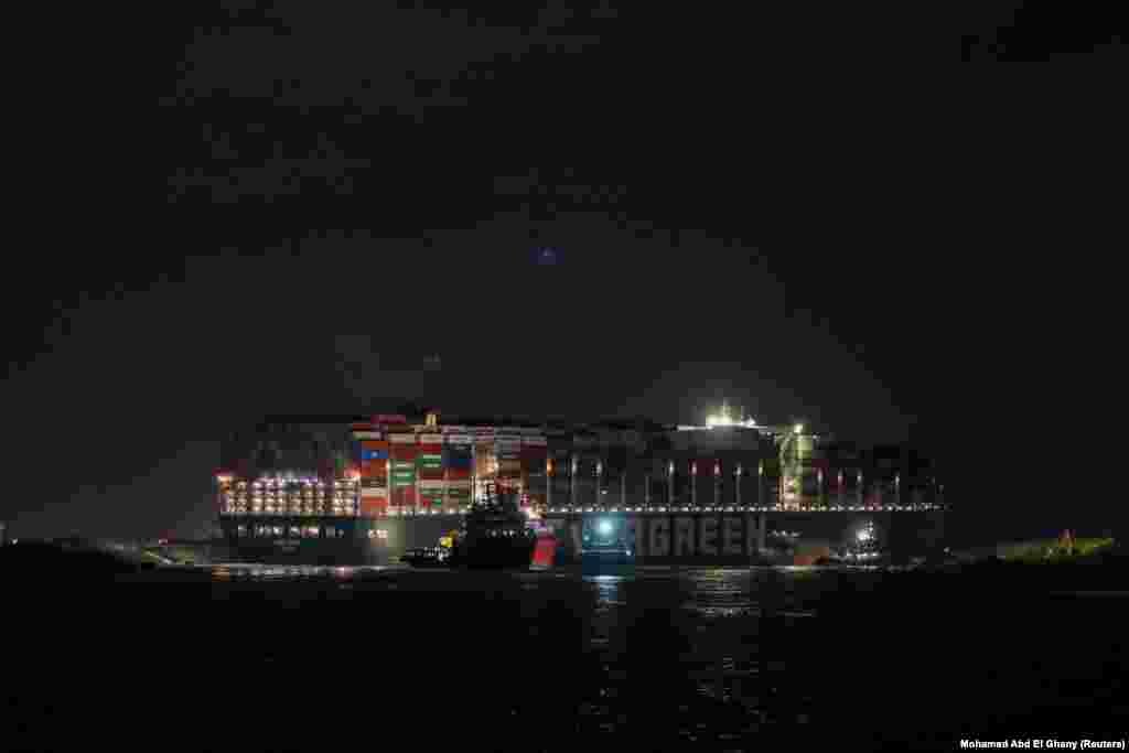 სუეცის არხში გაჭედილი გიგანტური ტვირთმზიდი Ever Given-ი მეჩეჩიდან მოხსნეს. სამაშველო სამსახურების მესამე მცდელობაც რომ წარუმატებელი ყოფილიყო, იგეგმებოდა გემის ტვირთისგან დაცლა, რათა მისი საერთო წონა -&nbsp;220&nbsp;ათასი&nbsp;ტონა შეემცირებინათ. ტვირთმზიდი მეჩეჩიდან დღეს დილით მოხსნეს დამატებითი ბუქსირების გამოყენებით.