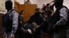 Një prej sulmuesve të dyshuar të sulmit në Moskë duke u futur në një gjykatë ruse më 24 mars. 