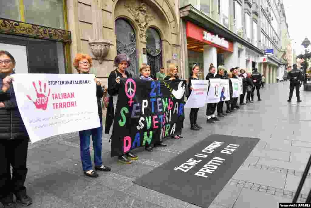 Žene u crnom protestuju u znak solidarnosti sa ženama u Afganistanu, Beograd.