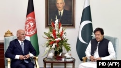 Afghan President Ashraf Ghani meeting with Pakistani Prime Minister Imran Khan in Islamabad in 2019. (file photo)