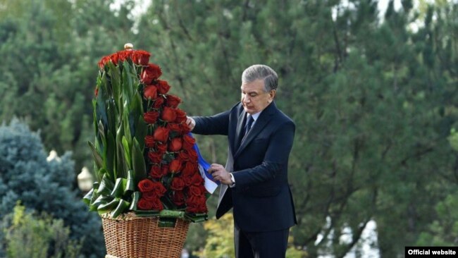 Шавкат Мирзиёев Ислом Каримов ҳайкали пойига гулчамбар қўйди