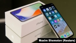 Смартфон iPhone X (Иллюстративное фото)