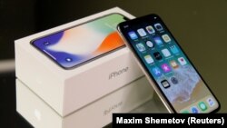 Смартфон iPhone X. Иллюстративное фото.