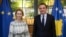 Shefja e politikës së jashtme të Bashkimit Evropian, Kaja Kallas, dhe kryeministri i Kosovës, Albin Kurti.