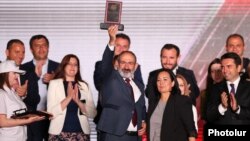 «Քաղաքացիական պայմանագիր» կուսակցության ղեկավար անդամները հունիսի 21-ին Երևանում հրավիրված հանրահավաքի ժամանակ