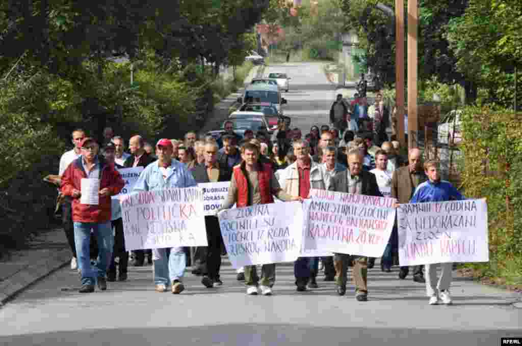 Mirni protesti ispred zgrade UN zbog najavljenog skraćivanja optužnice bivšem lideru bosanskih Srba Radovanu Karadžiću, 16. septemar 2009. Foto: Midhat Poturović