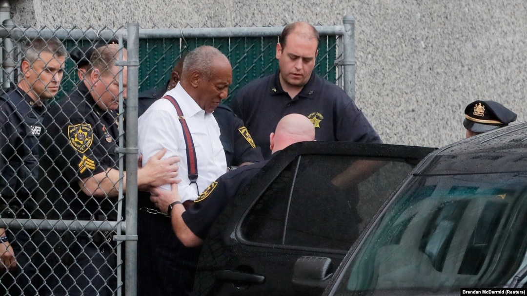 Bill Cosby u pratnji policije nakon napuštanja zgrade suda