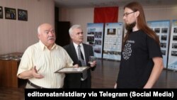 Мікалай Чаргінец (зьлева) і Антон Уласенка (справа) ў час узнагароджаньня пераможцаў літаратурнага конкурсу «Скарынавай душой узлашчанае слова»