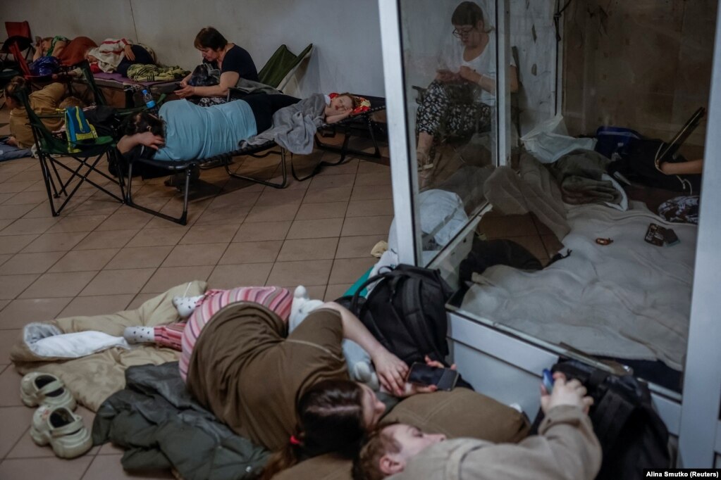 Ukrainas duke pushuar e duke fjetur gjatë strehimit në metro, më 9 korrik.