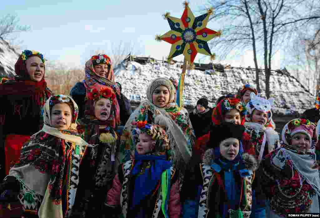 Колядники у національному музеї &laquo;Пирогово&raquo;, Київ, 7 січня 2014 року