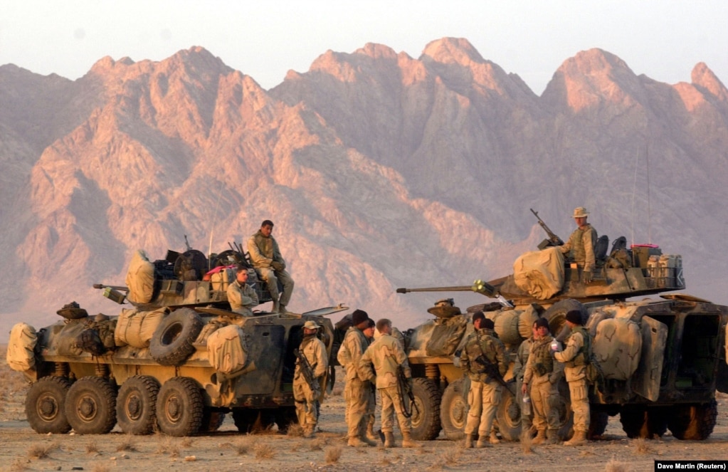 Američki marinci formiraju konvoj u blizini Kandahara kako bi zauzeli aerodrom 13. decembar 2001.