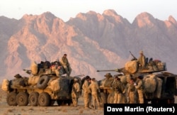 Američki marinci formiraju konvoj u blizini Kandahara kako bi zauzeli aerodrom 13. decembar 2001.