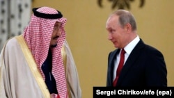 Kral Salman bin Əbdüləziz əs-Səud (solda) və Rusiya prezidenti Vladimir Putin oktyabrın 5-də Kremldə görüşüblər