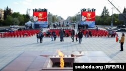 رسم گذشت امسال در مینسك، در حالی برگزار شده است که بیش از ۲۰ هزار مورد ابتلا به ویروس کرونا در بلاروس تأیید شده است. 