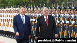 Кытайдын лидери Си Цзиньпин менен Тажикстандын президенти Эмомали Рахмон. Бээжин. 
