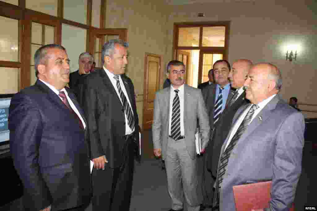 Он сӯи девори парлумон #80