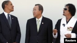 بان گی مون، دبیرکل سازمان ملل، در میان معمر قذافی (راست) و باراک اوباما
