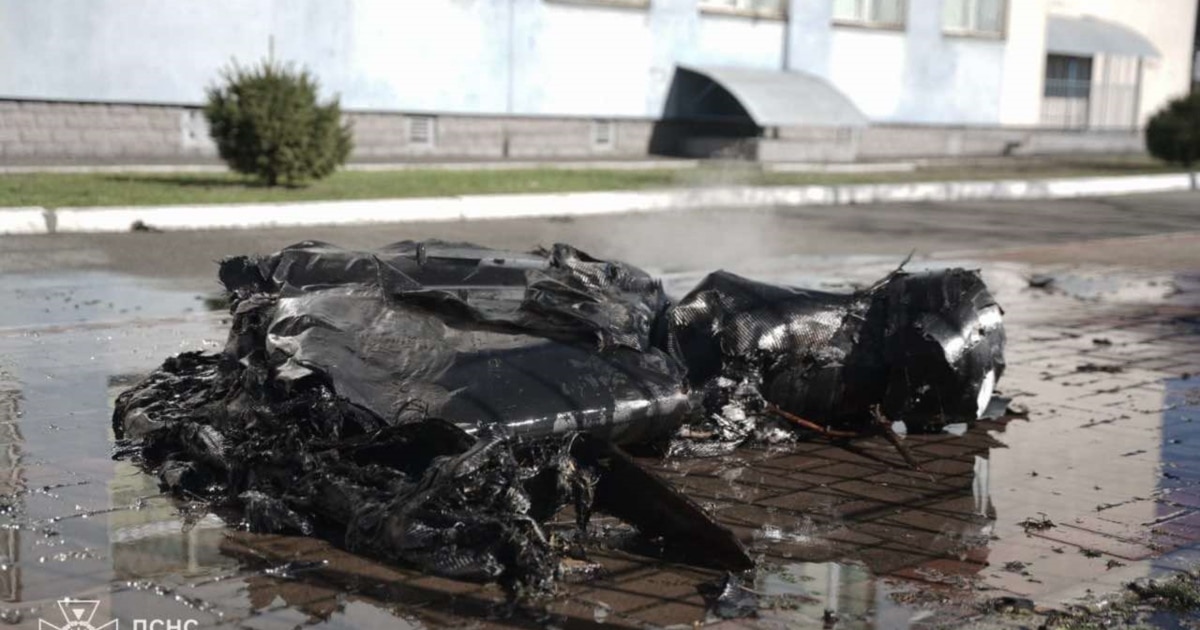 У Києві уламки російського дрона впали на школу, повідомляє КМВА