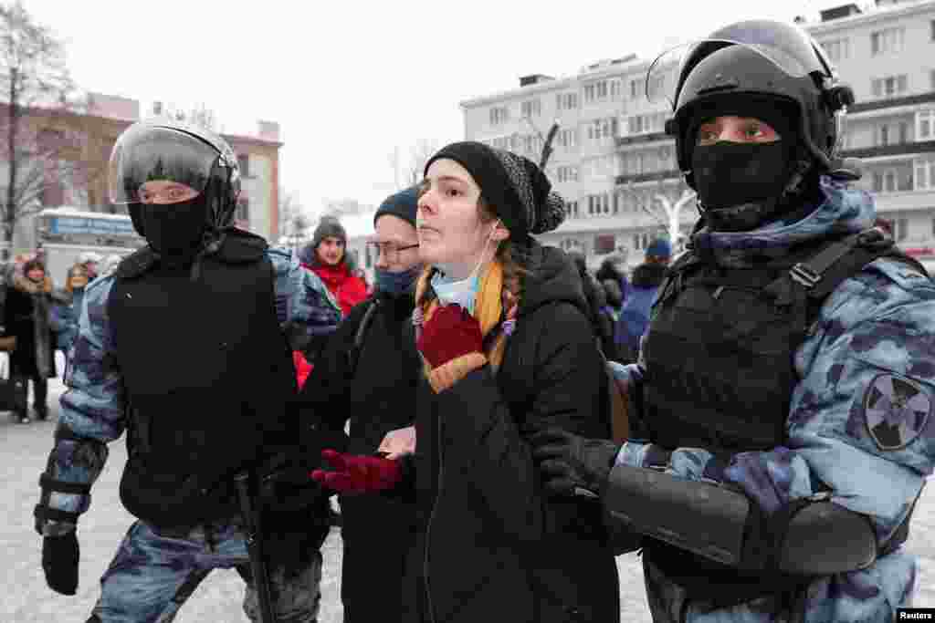 Rețineri în forță la Moscova. Potrivit corespondentului Curent Time, la dubițele poliției s-au format rânduri.