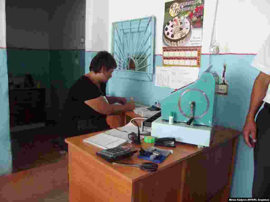 Автобекетте беш адам иштейт жана алардык айлык маянасы 5 миң сомдон 10 миң сомго чейин.