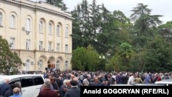 კვიცინიას და ხაჯიმბას მხარდამჭერები აფხაზეთის დე ფაქტო უზენაესი სასამართლოს შენობასთან, სოხუმი, 2019 წლის 17 სექტემბერი
