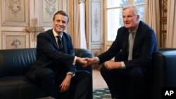 Emmanuel Macron i Michel Barnier, fotografija iz 2021. godine