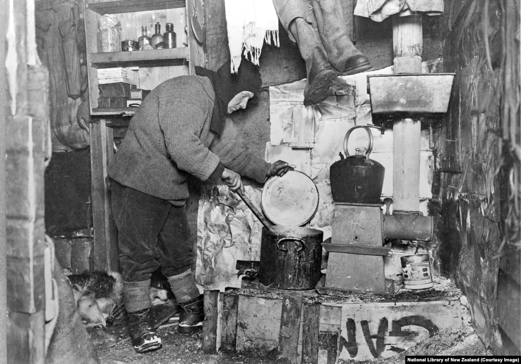 Anton Omelchenko duke gatuar ushqim për kafshët gjatë ekspeditës britanike në Antarktidë 1910–1913. Trajnuesi i kuajve, i lindur në Poltavë, u përshkrua si person “gjithmonë i gëzuar, gjithmonë duke punuar dhe një person jashtëzakonisht i dobishëm” për ekipin.