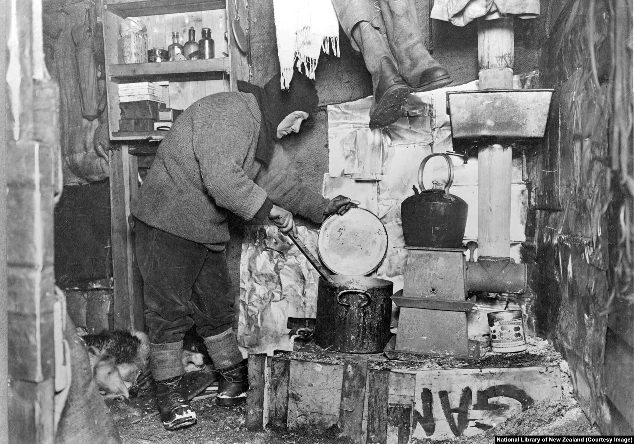 Коняр Антон Омельченко з Полтавщини готує корм для тварин під час антарктичної експедиції 1910–1913 років. Його описували як «завжди веселого, завжди працьовитого і надзвичайно корисного члена команди»