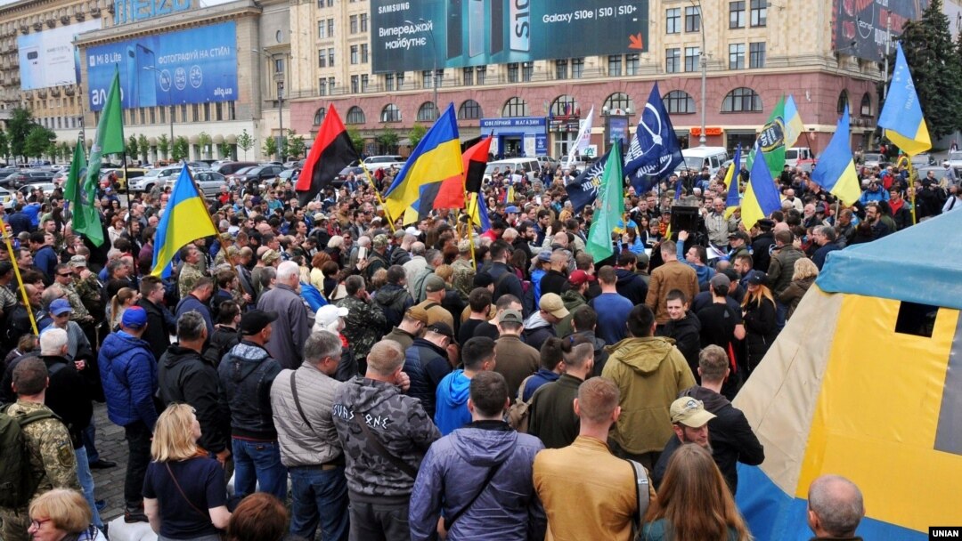 Мітинг проти ініціативи нині покійного мера Харкова Геннадія Кернеса знести намет волонтерів «Все для перемоги» і перейменувати проспект Петра Григоренка у проспект Маршала Жукова. Харків, 12 травня 2019 року