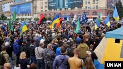 Мітинг проти ініціативи нині покійного мера Харкова Геннадія Кернеса знести намет волонтерів «Все для перемоги» і перейменувати проспект Петра Григоренка у проспект Маршала Жукова. Харків, 12 травня 2019 року
