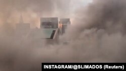 Pamje e tymit që dilte sot nga Trump Tower në Nju Jork