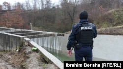 Косовската полиција во близина на каналот Ибар-Лепенец, на северот на земјата, каде што експлозијата предизвика штета и го загрози снабдувањето со вода и електрична енергија, на 30 ноември 2024 година.