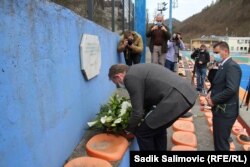 Polaganje cvijeća na mjesto stradanja Bošnjaka, 12. april 2021.