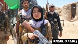 دختر خانمی که در ولایت جوزجان سلاح برداشته تا در کنار نیروهای افغان علیه طالبان بجنگد.