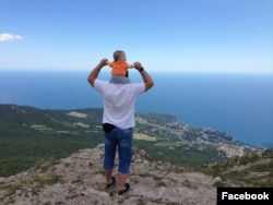 Валід із дитиною в Криму (фото з особистого архіву)